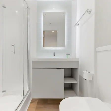 Brand New Student Only Ensuite In 리즈